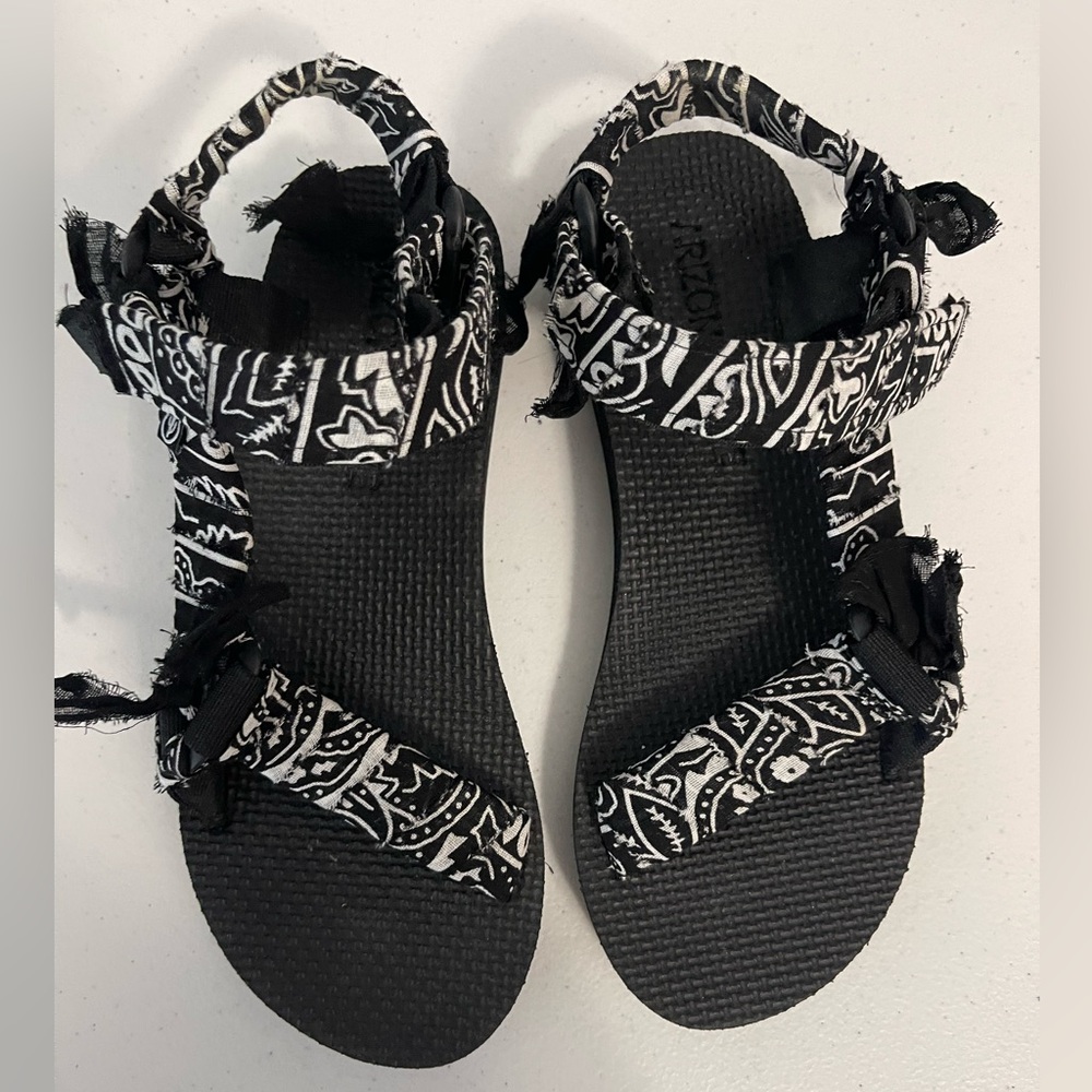 Arizona Love Black and White Patterned Sandals